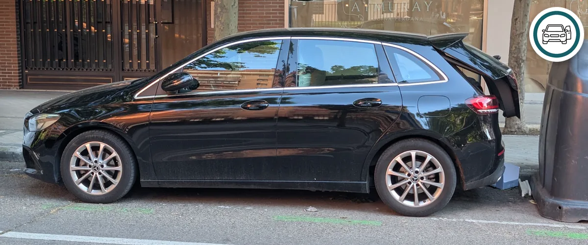 Coche negro aparcado y cerrado, con el maletero abierto, en la calle Corazón de María